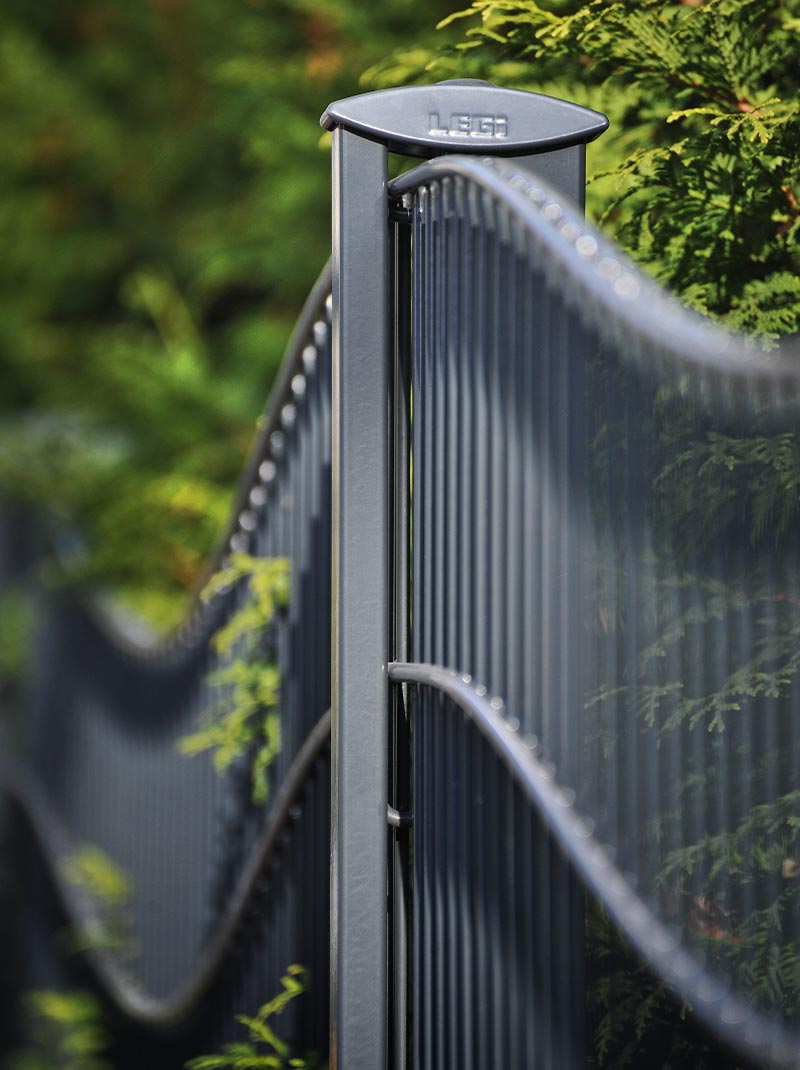 Valovita panelna ograda crne boje na kojoj je otisnut logo firme Legi.