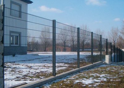 Panelna ograda ispred jednospratne kuće sa FIT stubom Legi sistema.
