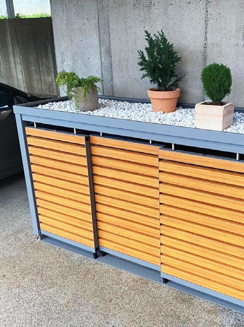 Valovita panelna ograda crne boje na kojoj je otisnut logo firme Legi.